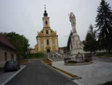 templom és a Szentháromság szobor Mecseknádasdon